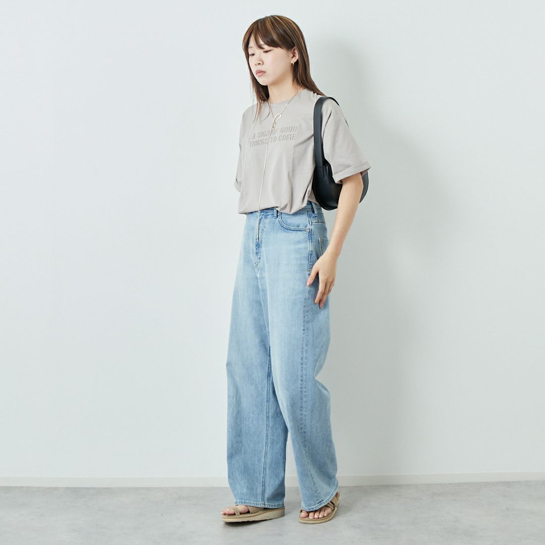 Maison de L'allure [メゾン ドゥ ラリュール] エンボスロゴTシャツ [M25112028] 23 GREIGE &&モデル身長：167cm 着用サイズ：F&&