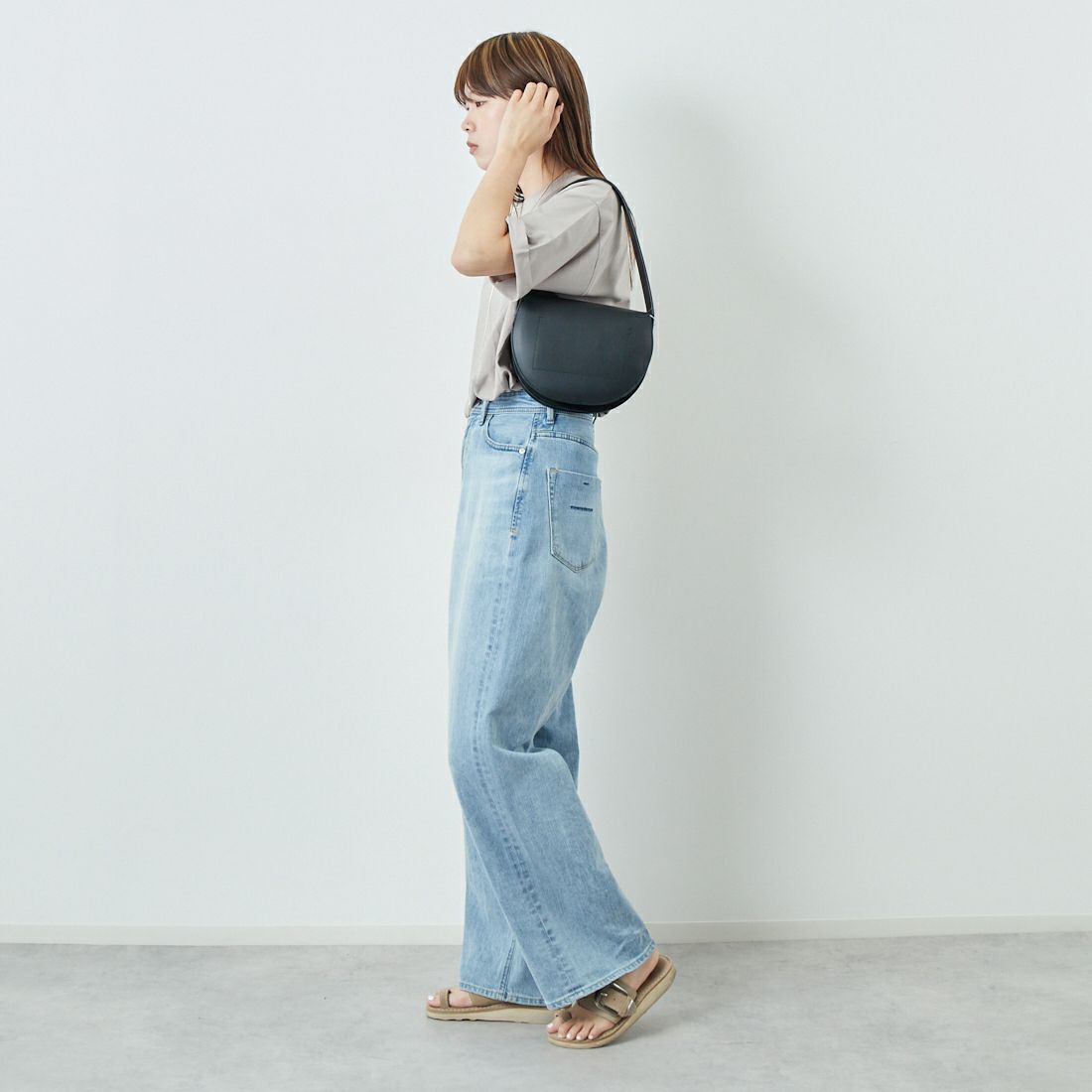 Maison de L'allure [メゾン ドゥ ラリュール] エンボスロゴTシャツ [M25112028] 23 GREIGE &&モデル身長：167cm 着用サイズ：F&&
