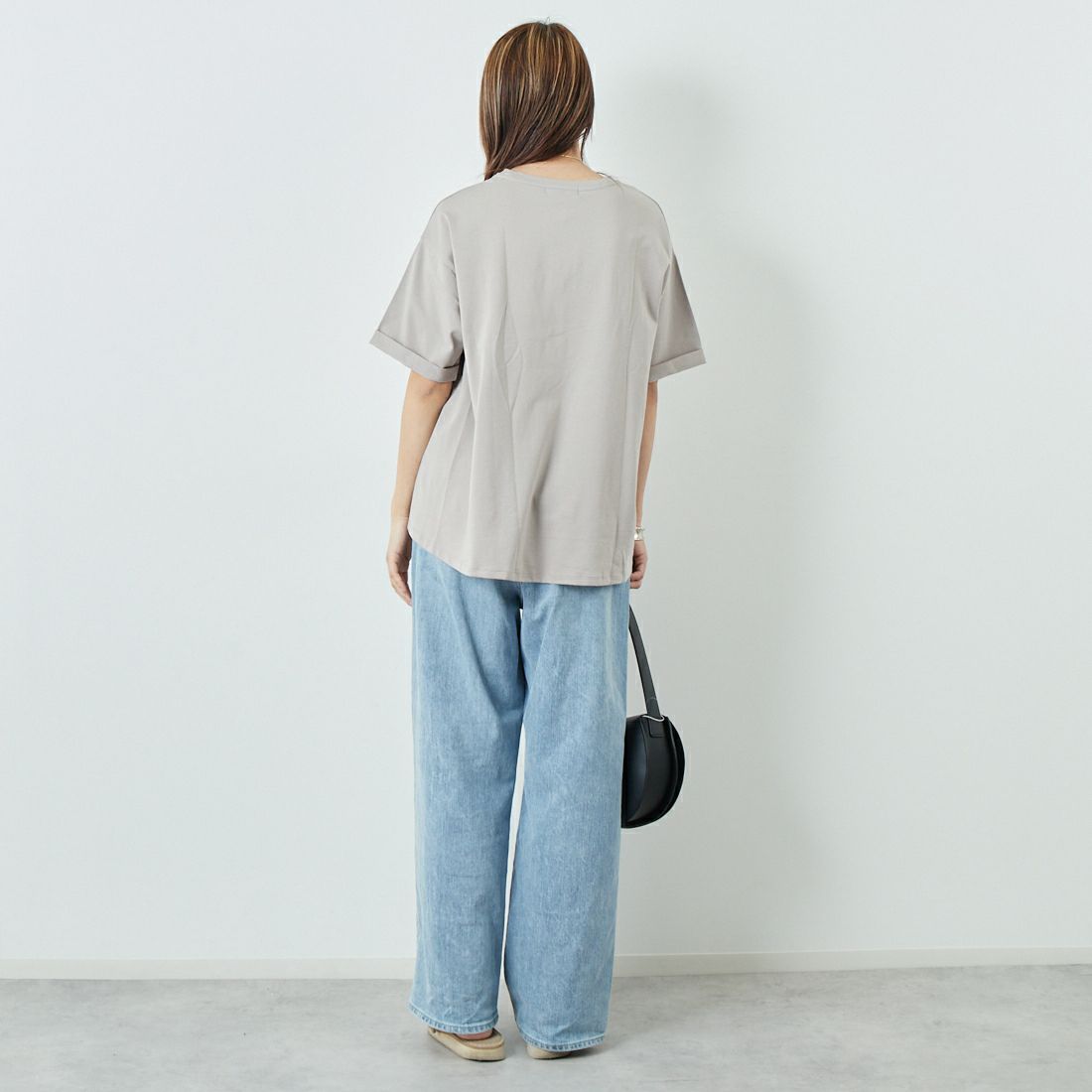 Maison de L'allure [メゾン ドゥ ラリュール] エンボスロゴTシャツ [M25112028] 23 GREIGE &&モデル身長：167cm 着用サイズ：F&&