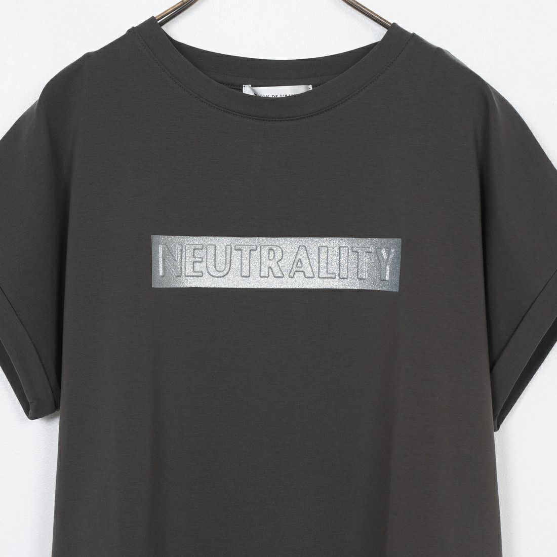 Maison de L'allure [メゾン ドゥ ラリュール] エンボスラメロゴTシャツ [M25112030] 08 CHARCOA