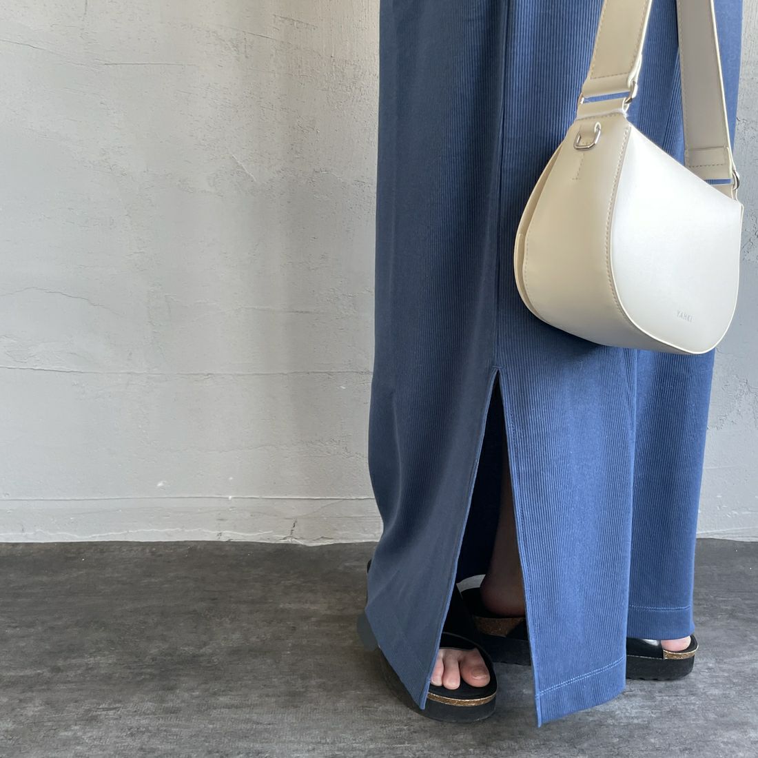 nenom [ネノム] 2WAYスリットリブワンピース [NE25112023] 12 BLUE &&モデル身長：150cm 着用サイズ：F&&