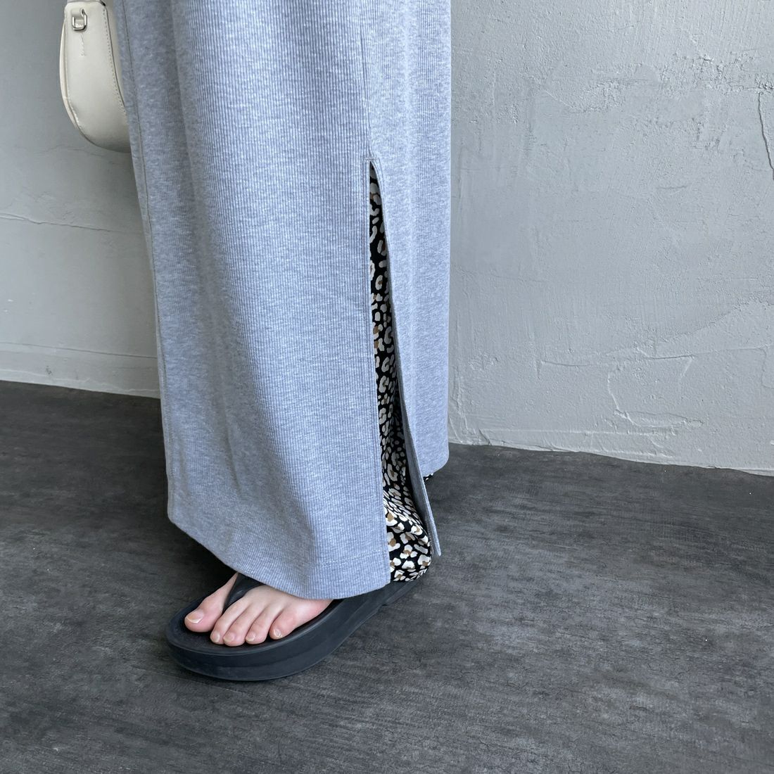 nenom [ネノム] 2WAYスリットリブワンピース [NE25112023] 07 GRAY &&モデル身長：150cm 着用サイズ：F&&