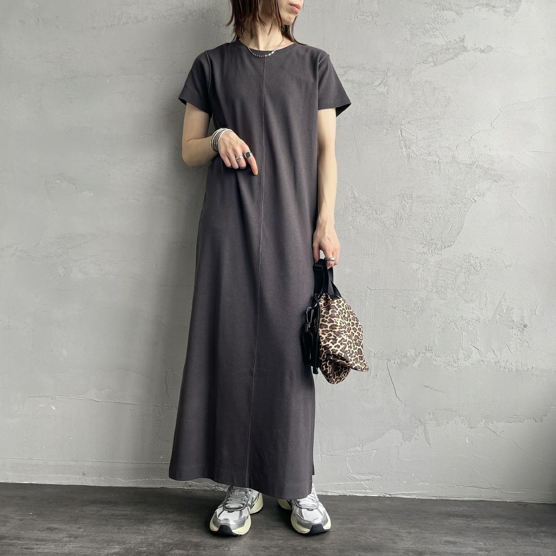 nenom [ネノム] 2WAYスリットリブワンピース [NE25112023] 08 CHARCOA &&モデル身長：158cm 着用サイズ：F&&