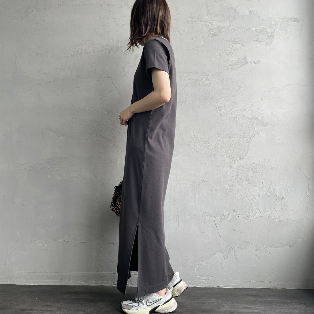 nenom [ネノム] 2WAYスリットリブワンピース [NE25112023] 08 CHARCOA &&モデル身長：158cm 着用サイズ：F&&
