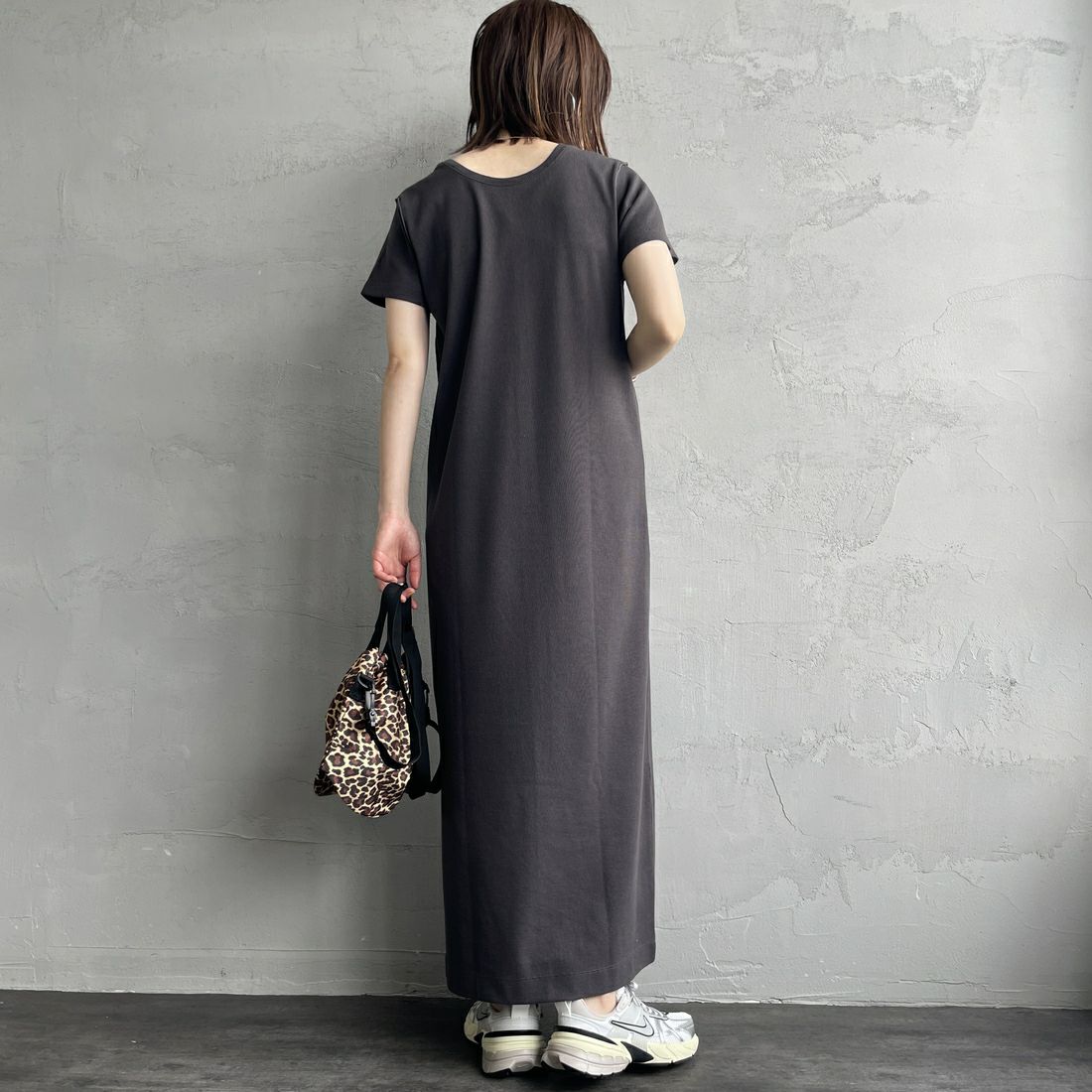 nenom [ネノム] 2WAYスリットリブワンピース [NE25112023] 08 CHARCOA &&モデル身長：158cm 着用サイズ：F&&