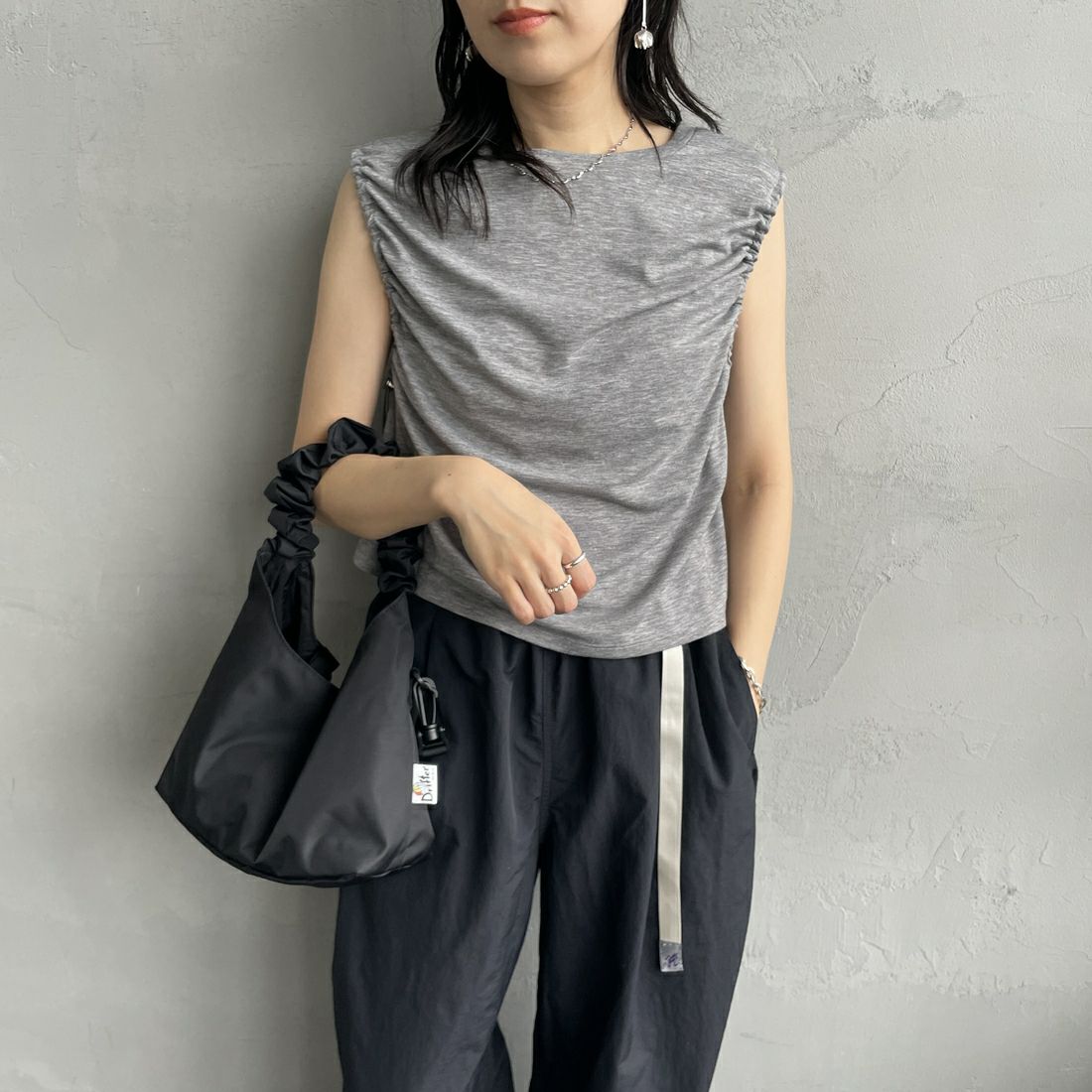 nenom [ネノム] 2WAYドロストギャザー ノースリーブカットソー [NE25112032] 07 GRAY &&モデル身長：160cm 着用サイズ：F&&