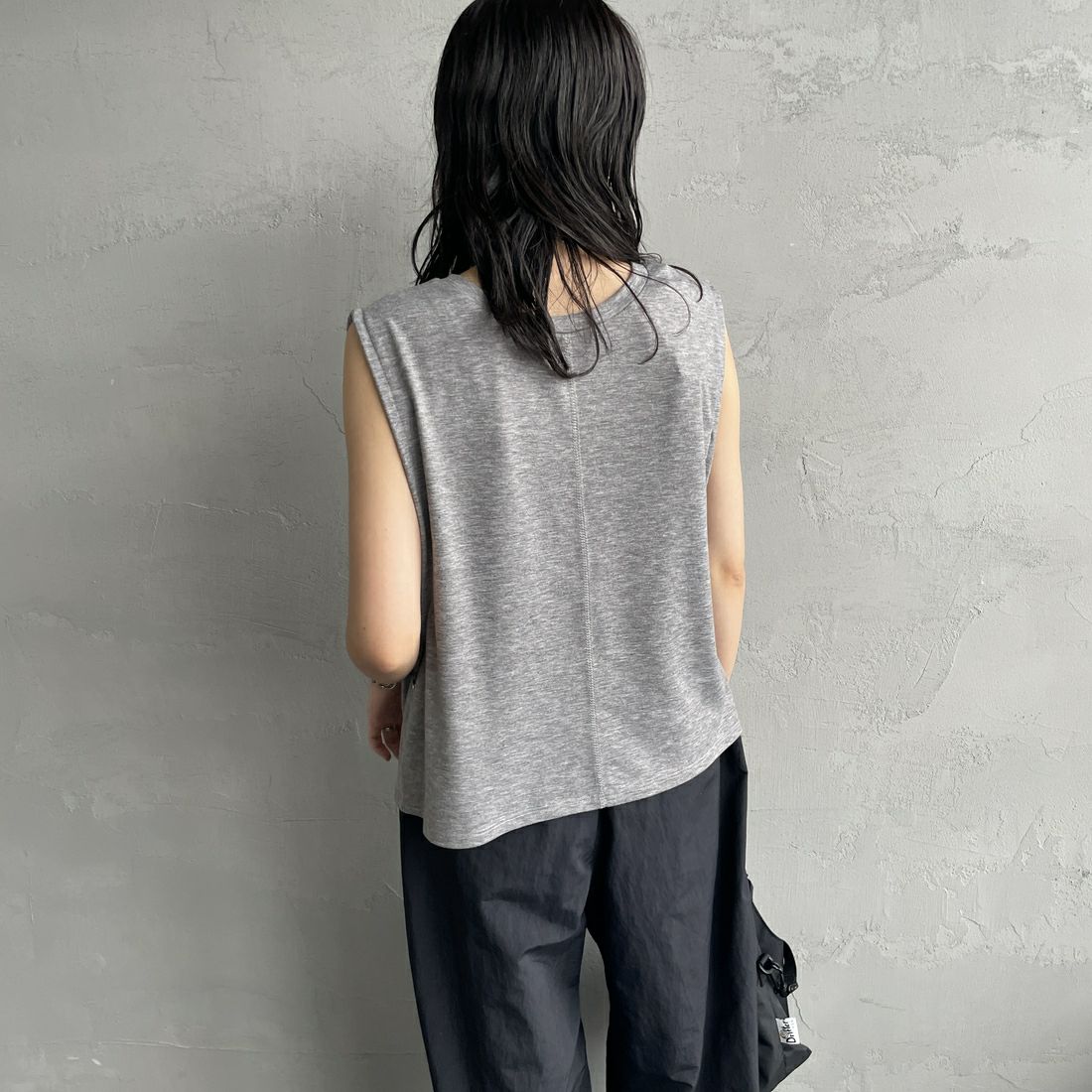 nenom [ネノム] 2WAYドロストギャザー ノースリーブカットソー [NE25112032] 07 GRAY &&モデル身長：160cm 着用サイズ：F&&