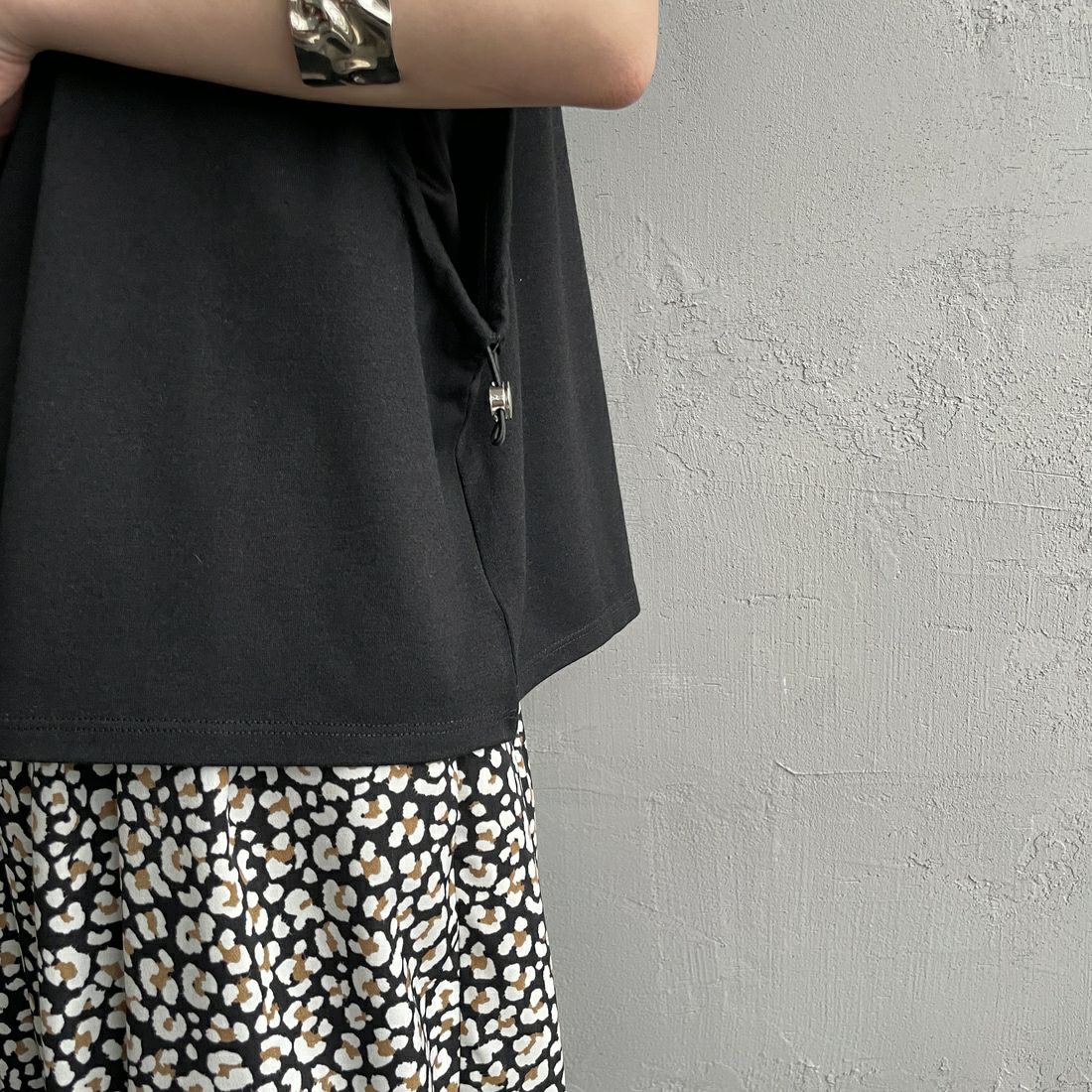 nenom [ネノム] 2WAYドロストギャザー ノースリーブカットソー [NE25112032] 09 BLACK &&モデル身長：150cm 着用サイズ：F&&
