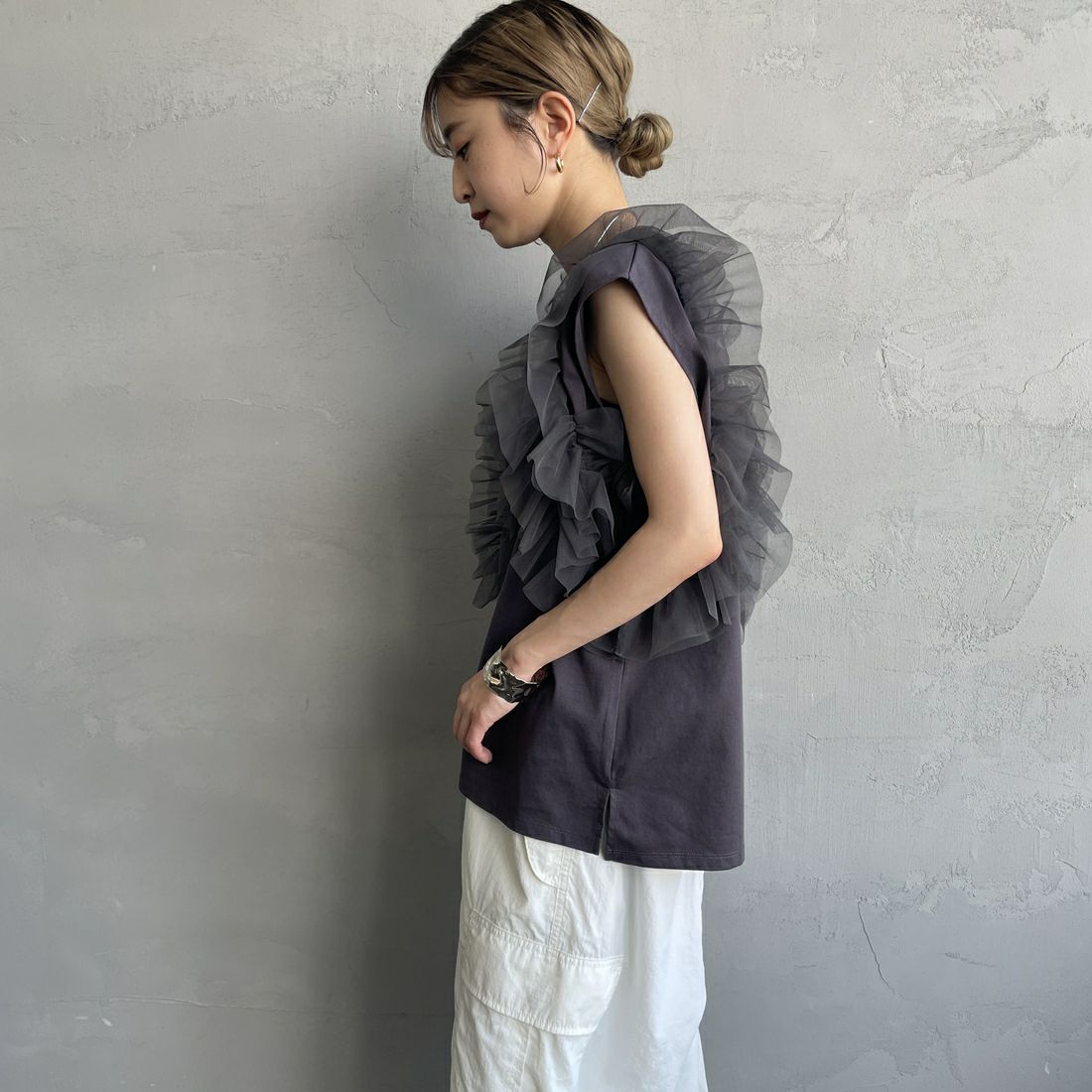 nenom [ネノム] マルチWAY チュールフリルドッキングノースリーブTシャツ [NE25112033] 08 CHARCOA &&モデル身長：150cm 着用サイズ：F&&