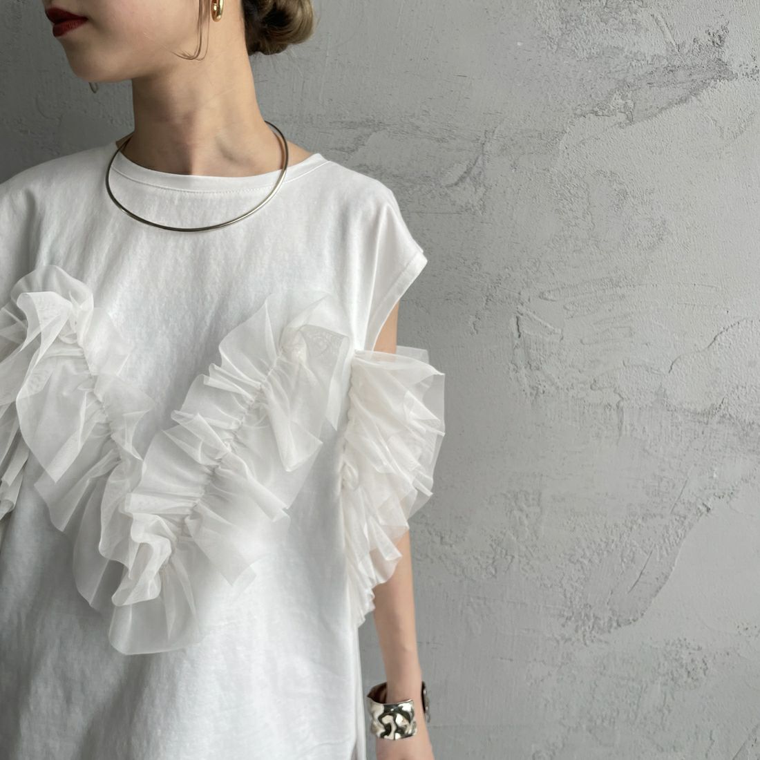 nenom [ネノム] マルチWAY チュールフリルドッキングノースリーブTシャツ [NE25112033] 02 OFF &&モデル身長：150cm 着用サイズ：F&&