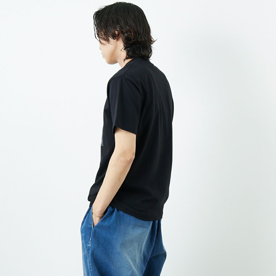 SLICK [スリック] レギュラーフィットプリントTシャツ [5230111] 700 BLACK &&モデル身長：179cm 着用サイズ：1&&