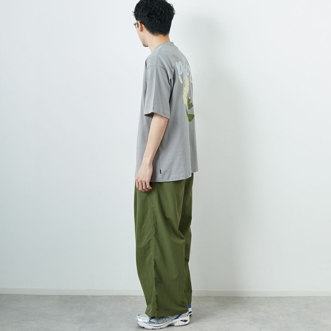 POLeR [ポーラー] フラワープリントTシャツ [259MCV0031-JF] CHARCOAL G &&モデル身長：168cm 着用サイズ：M&&