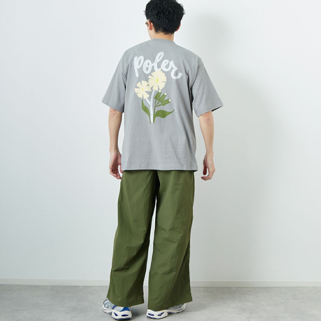 POLeR [ポーラー] フラワープリントTシャツ [259MCV0031-JF] CHARCOAL G &&モデル身長：168cm 着用サイズ：M&&