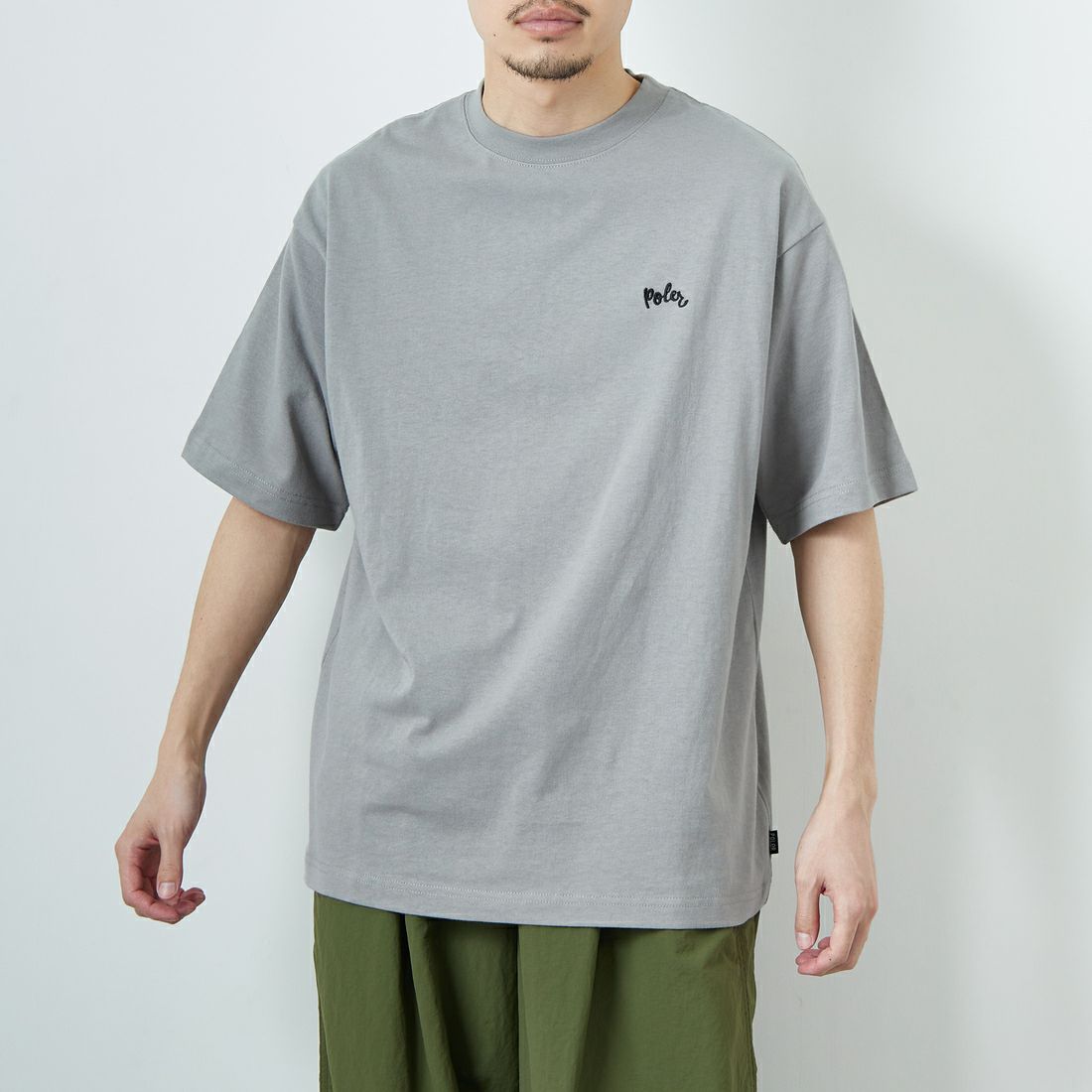 POLeR [ポーラー] フラワープリントTシャツ [259MCV0031-JF] CHARCOAL G &&モデル身長：168cm 着用サイズ：M&&