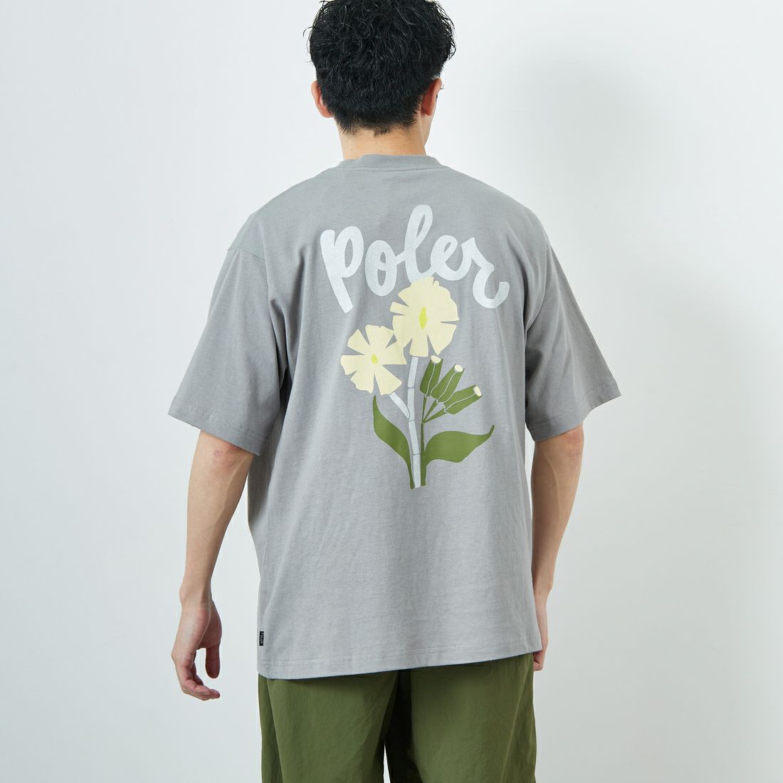 POLeR [ポーラー] フラワープリントTシャツ [259MCV0031-JF] CHARCOAL G &&モデル身長：168cm 着用サイズ：M&&