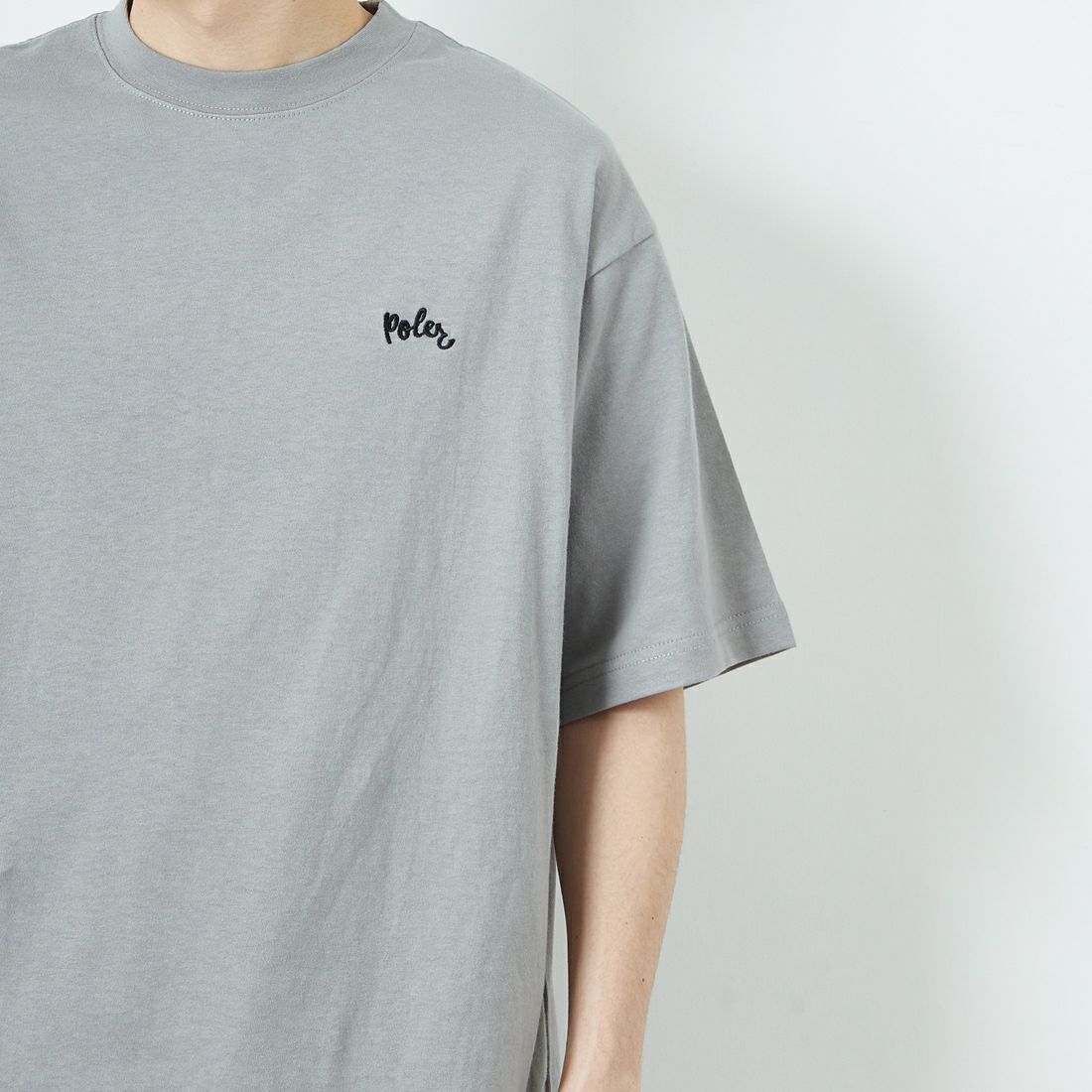 POLeR [ポーラー] フラワープリントTシャツ [259MCV0031-JF] CHARCOAL G &&モデル身長：168cm 着用サイズ：M&&