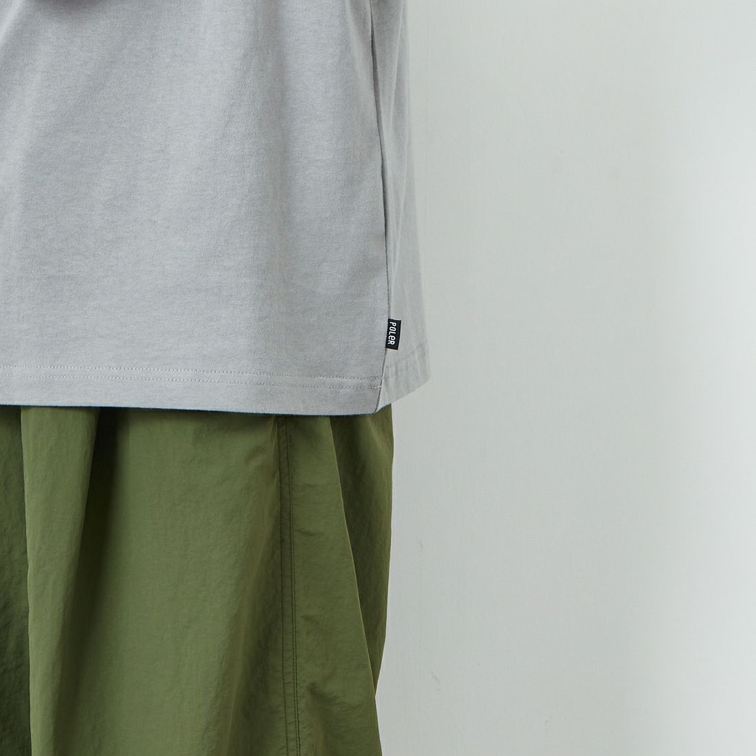 POLeR [ポーラー] フラワープリントTシャツ [259MCV0031-JF] CHARCOAL G &&モデル身長：168cm 着用サイズ：M&&