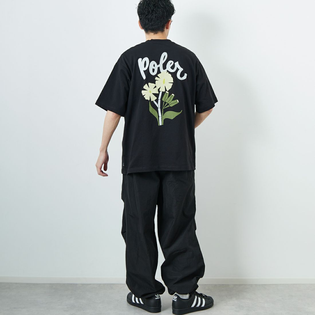 POLeR [ポーラー] フラワープリントTシャツ [259MCV0031-JF] BLACK &&モデル身長：168cm 着用サイズ：M&&
