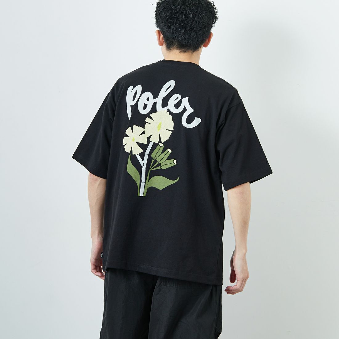 POLeR [ポーラー] フラワープリントTシャツ [259MCV0031-JF] BLACK &&モデル身長：168cm 着用サイズ：M&&