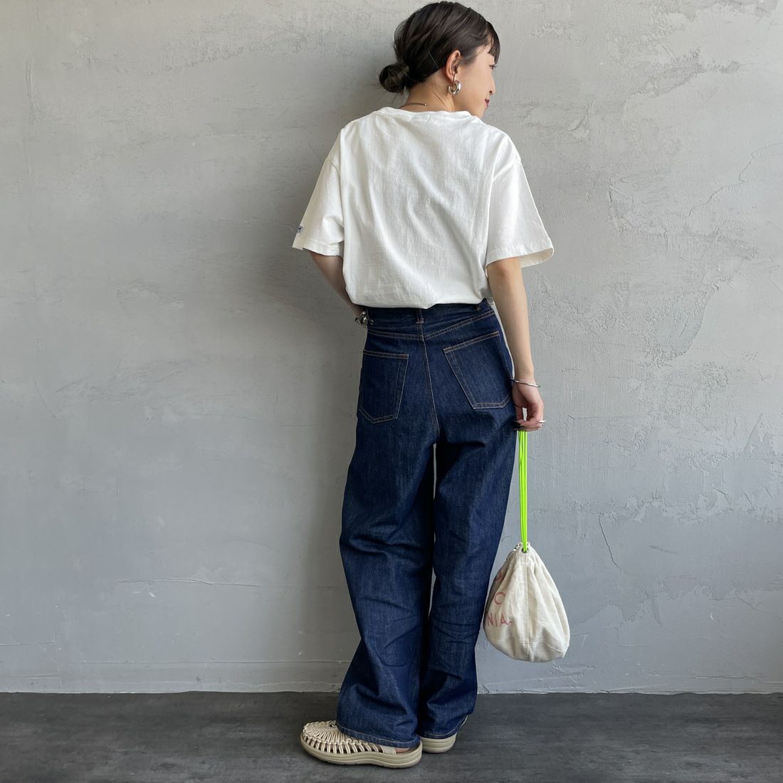 The Endless Summer [エンドレスサマー] 別注 BUHI ワンポイントロゴプリントTシャツ [FH-25574505-JF] 07 WHITE &&モデル身長：150cm 着用サイズ：S&&