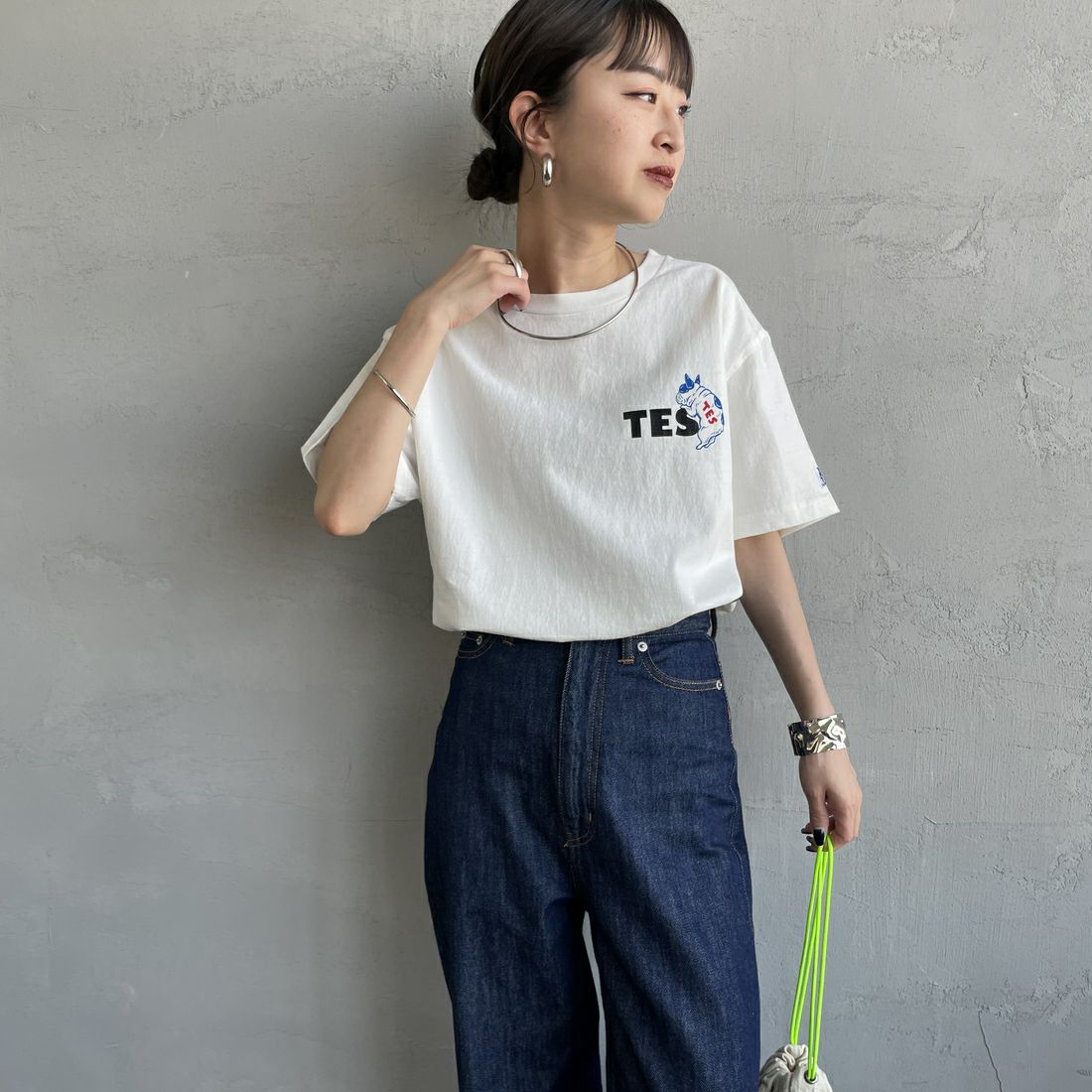 The Endless Summer [エンドレスサマー] 別注 BUHI ワンポイントロゴプリントTシャツ [FH-25574505-JF] 07 WHITE &&モデル身長：150cm 着用サイズ：S&&
