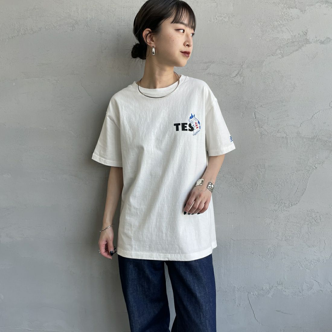 The Endless Summer [エンドレスサマー] 別注 BUHI ワンポイントロゴプリントTシャツ [FH-25574505-JF] 07 WHITE &&モデル身長：150cm 着用サイズ：S&&