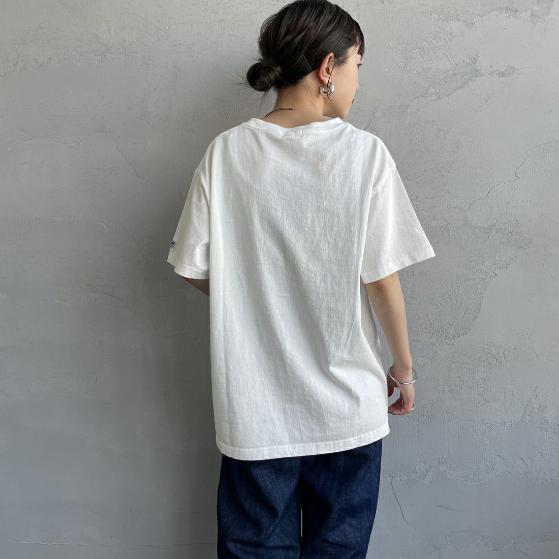 The Endless Summer [エンドレスサマー] 別注 BUHI ワンポイントロゴプリントTシャツ [FH-25574505-JF] 07 WHITE &&モデル身長：150cm 着用サイズ：S&&