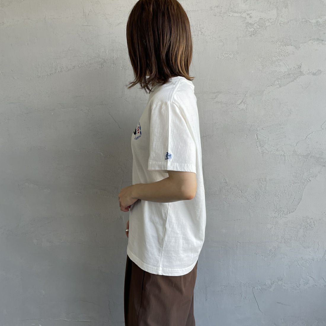 The Endless Summer [エンドレスサマー] 別注 BUHI ワンポイントロゴプリントTシャツ [FH-25574505-JF] 07 WHITE &&モデル身長：158cm 着用サイズ：S&&