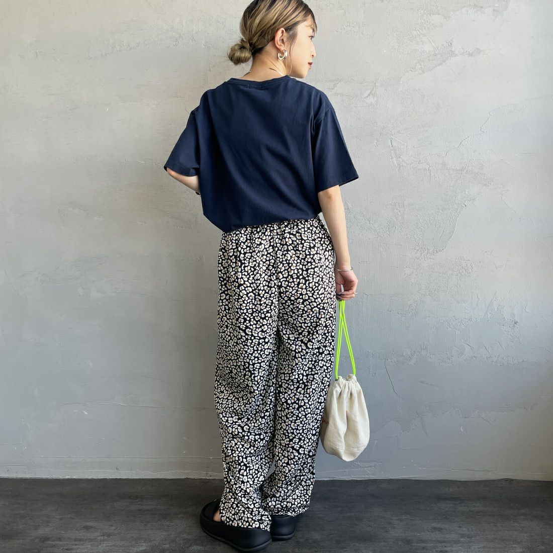 The Endless Summer [エンドレスサマー] 別注 BUHI ワンポイントロゴプリントTシャツ [FH-25574505-JF] 60 NAVY &&モデル身長：150cm 着用サイズ：S&&