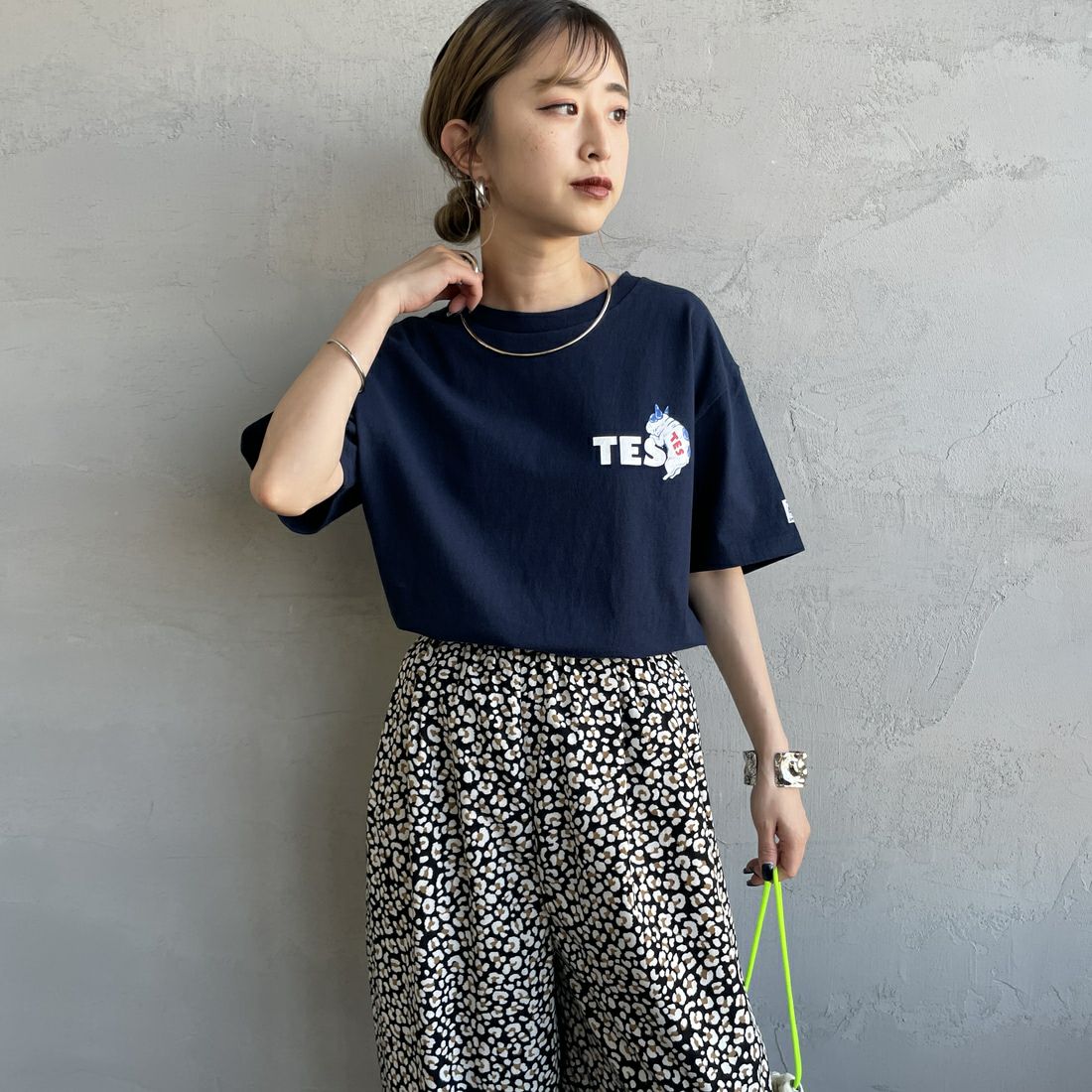 The Endless Summer [エンドレスサマー] 別注 BUHI ワンポイントロゴプリントTシャツ [FH-25574505-JF] 60 NAVY &&モデル身長：150cm 着用サイズ：S&&