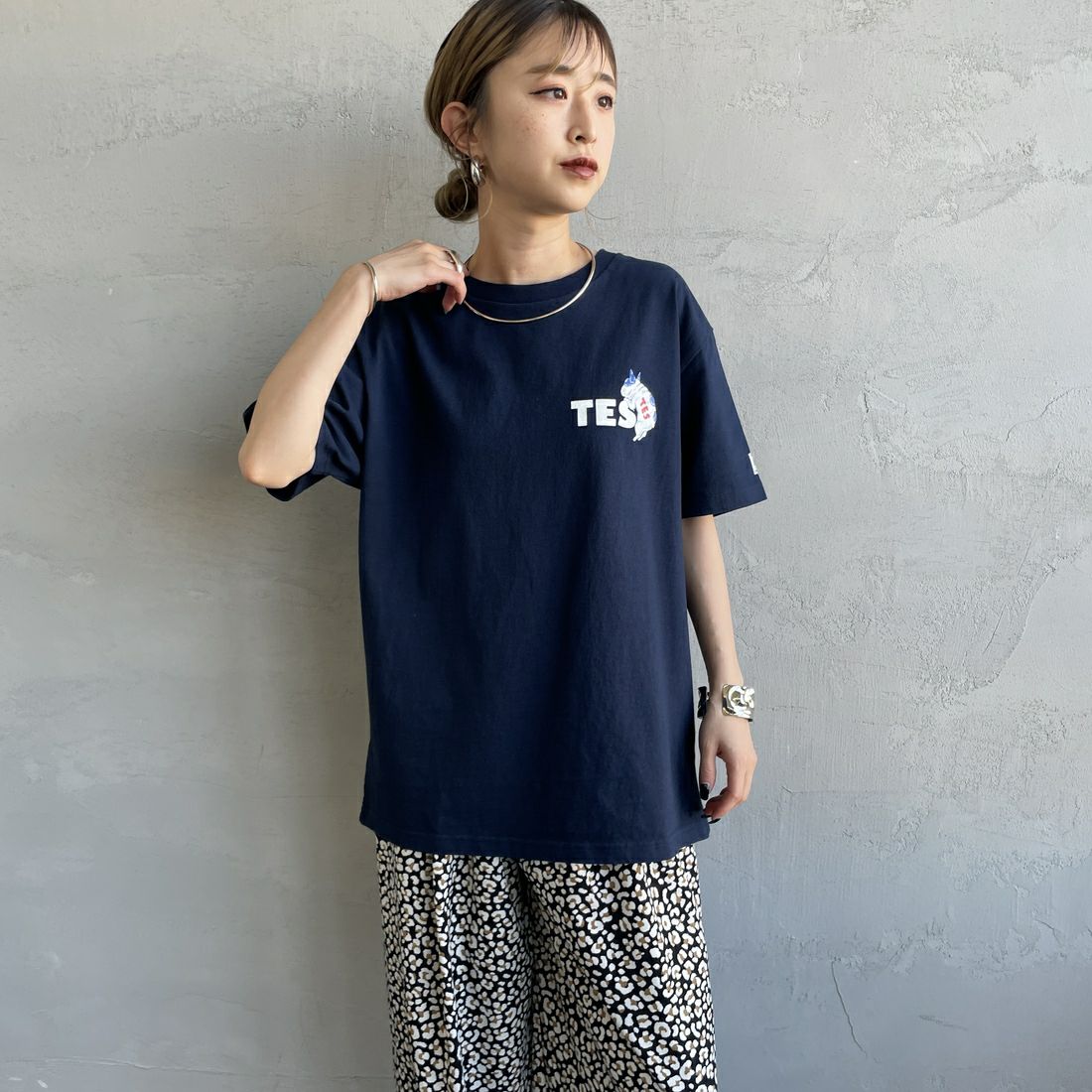 The Endless Summer [エンドレスサマー] 別注 BUHI ワンポイントロゴプリントTシャツ [FH-25574505-JF] 60 NAVY &&モデル身長：150cm 着用サイズ：S&&