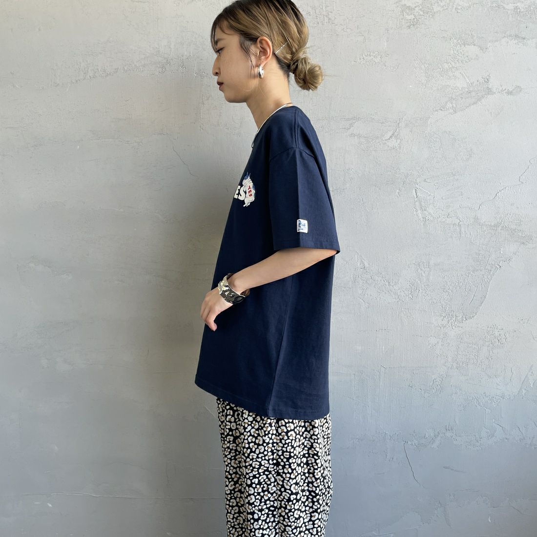 The Endless Summer [エンドレスサマー] 別注 BUHI ワンポイントロゴプリントTシャツ [FH-25574505-JF] 60 NAVY &&モデル身長：150cm 着用サイズ：S&&