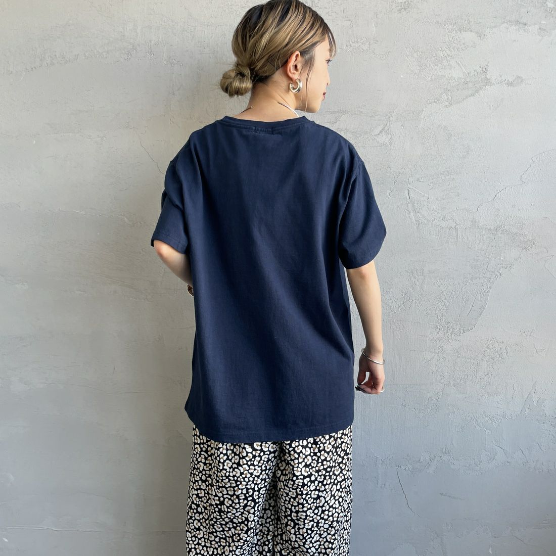The Endless Summer [エンドレスサマー] 別注 BUHI ワンポイントロゴプリントTシャツ [FH-25574505-JF] 60 NAVY &&モデル身長：150cm 着用サイズ：S&&