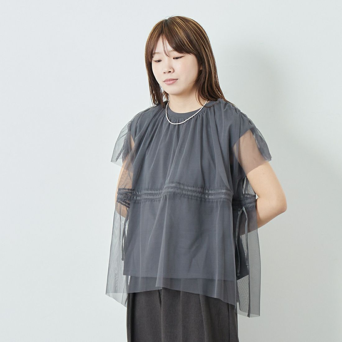 Maison de L'allure [メゾン ドゥ ラリュール] 2WAYチュールギャザーレイヤードTシャツ [M25112031] 08 CHARCOA &&モデル身長：167cm 着用サイズ：F&&