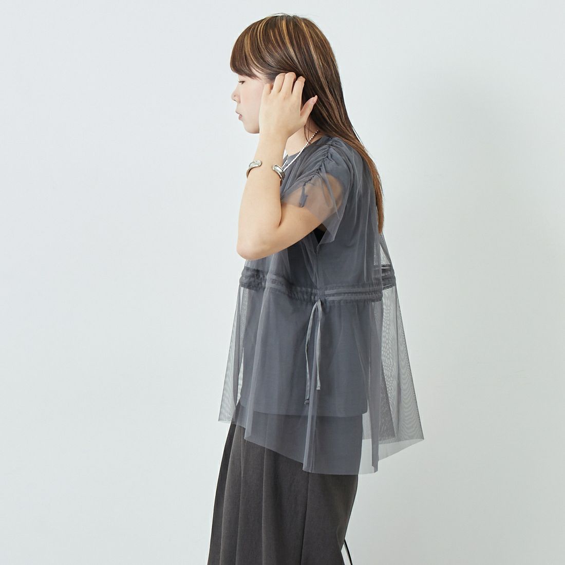 Maison de L'allure [メゾン ドゥ ラリュール] 2WAYチュールギャザーレイヤードTシャツ [M25112031] 08 CHARCOA &&モデル身長：167cm 着用サイズ：F&&