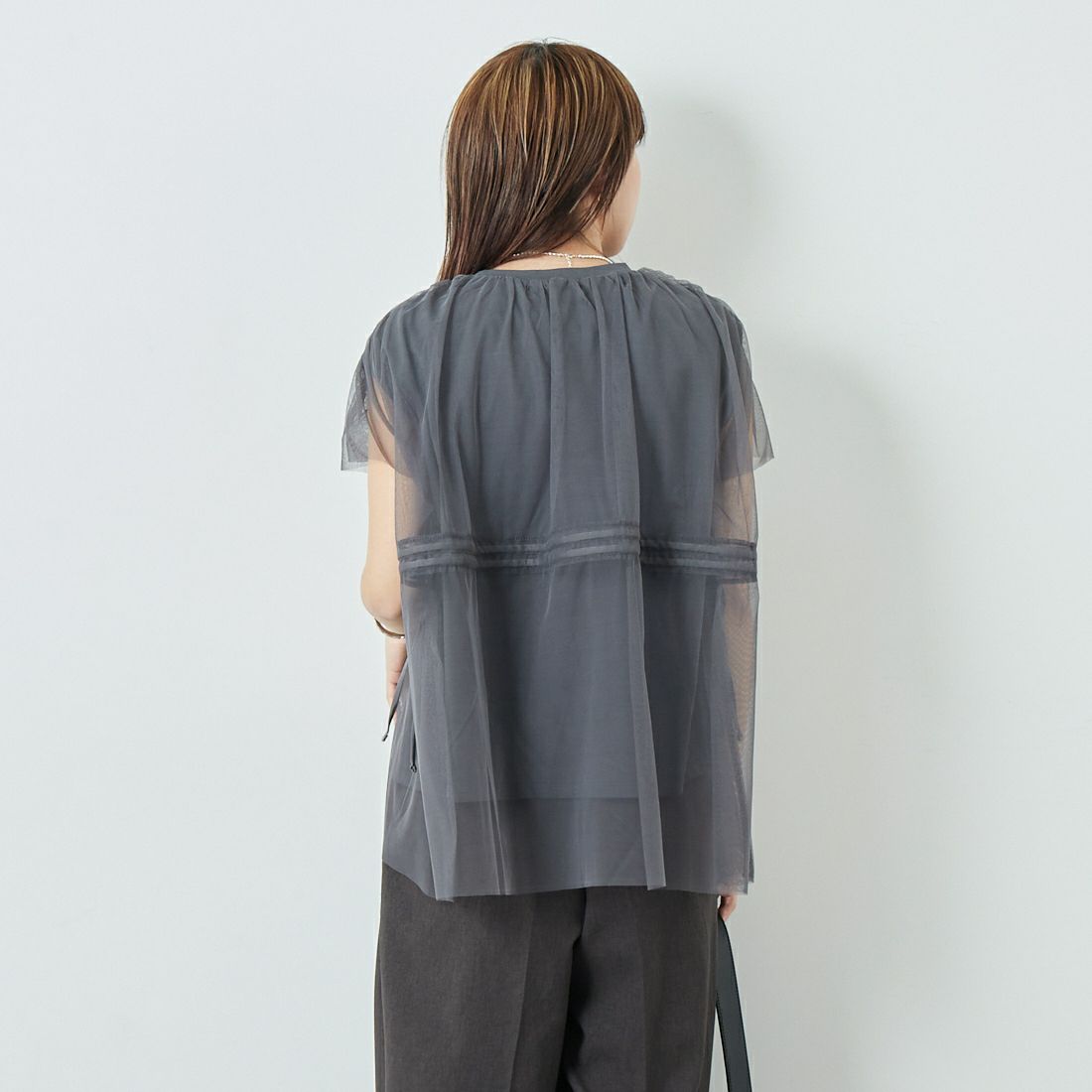 Maison de L'allure [メゾン ドゥ ラリュール] 2WAYチュールギャザーレイヤードTシャツ [M25112031] 08 CHARCOA &&モデル身長：167cm 着用サイズ：F&&