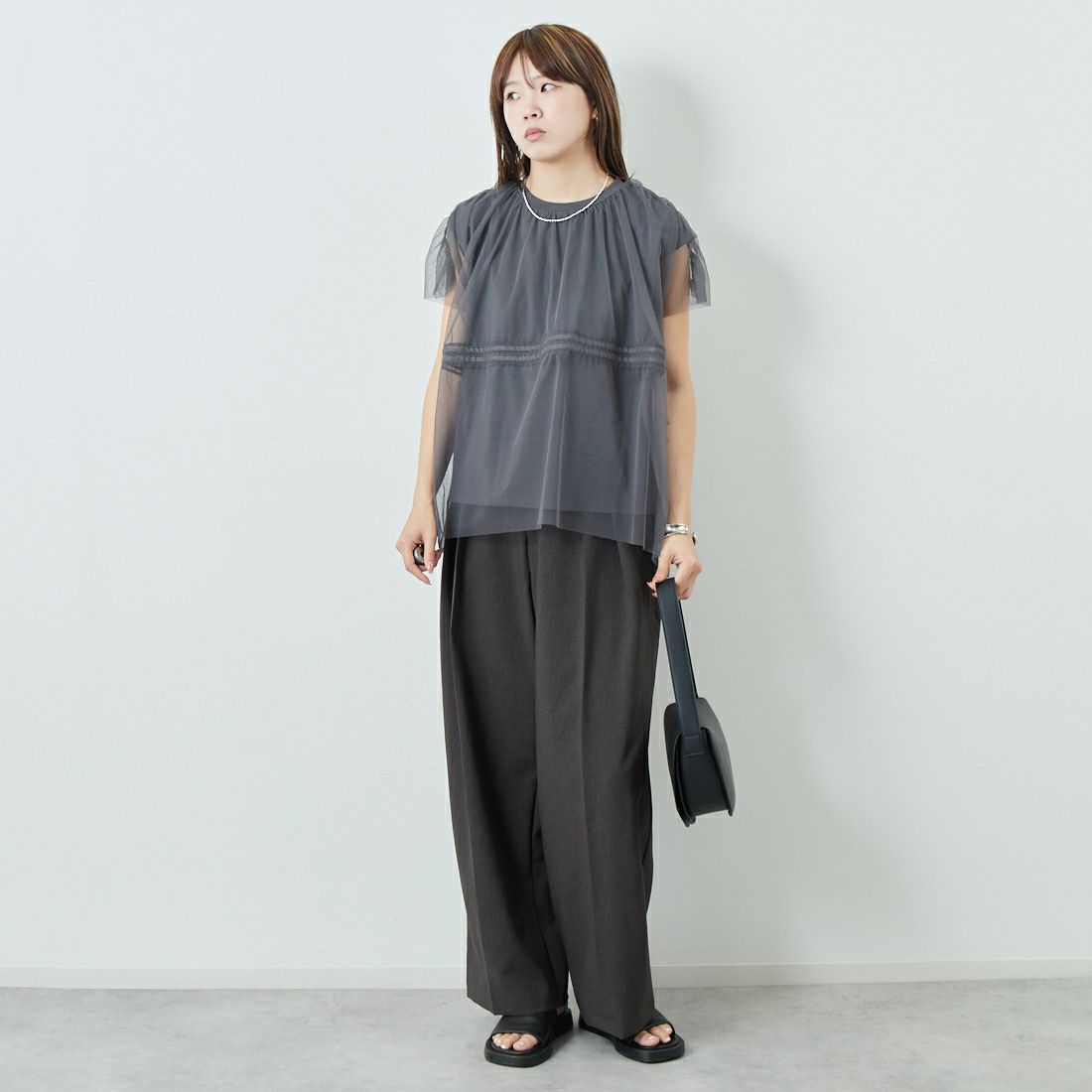 Maison de L'allure [メゾン ドゥ ラリュール] 2WAYチュールギャザーレイヤードTシャツ [M25112031] 08 CHARCOA &&モデル身長：167cm 着用サイズ：F&&