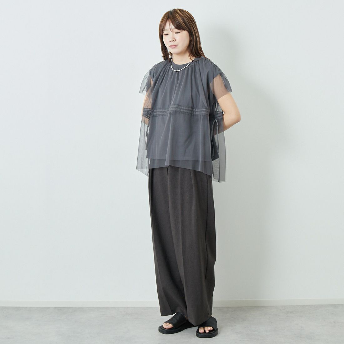Maison de L'allure [メゾン ドゥ ラリュール] 2WAYチュールギャザーレイヤードTシャツ [M25112031] 08 CHARCOA &&モデル身長：167cm 着用サイズ：F&&