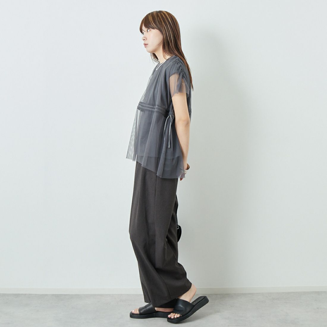 Maison de L'allure [メゾン ドゥ ラリュール] 2WAYチュールギャザーレイヤードTシャツ [M25112031] 08 CHARCOA &&モデル身長：167cm 着用サイズ：F&&