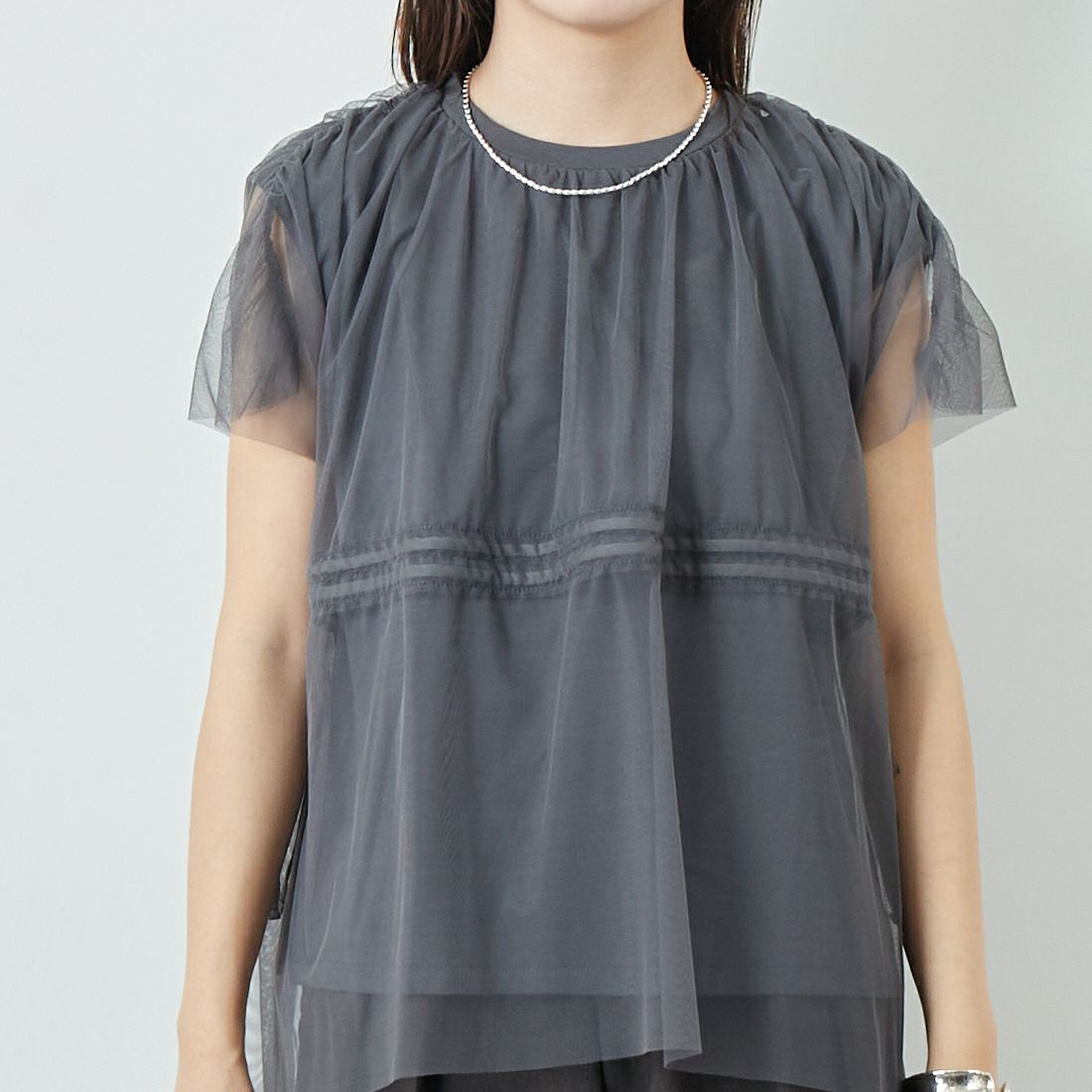 Maison de L'allure [メゾン ドゥ ラリュール] 2WAYチュールギャザーレイヤードTシャツ [M25112031] 08 CHARCOA &&モデル身長：167cm 着用サイズ：F&&