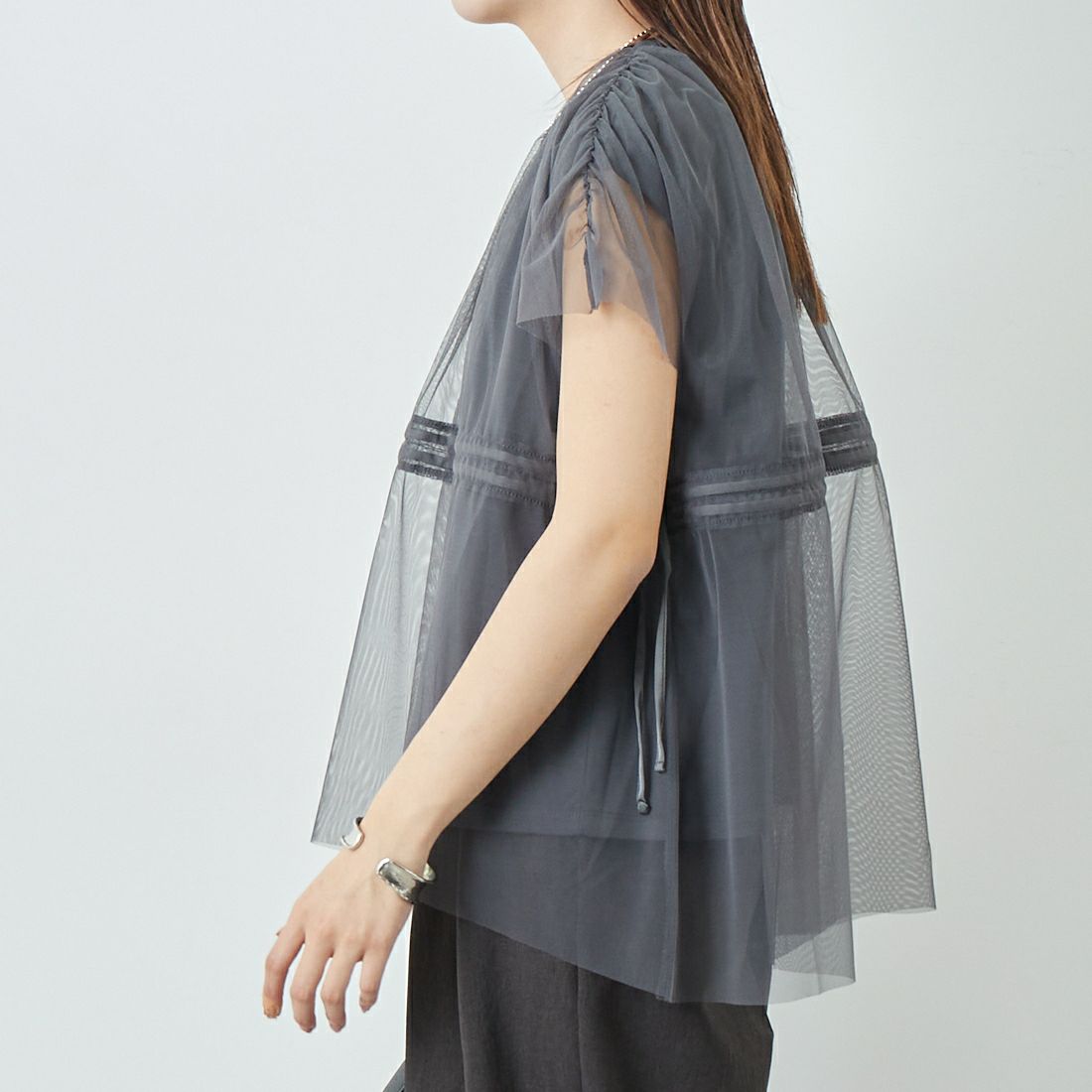 Maison de L'allure [メゾン ドゥ ラリュール] 2WAYチュールギャザーレイヤードTシャツ [M25112031] 08 CHARCOA &&モデル身長：167cm 着用サイズ：F&&