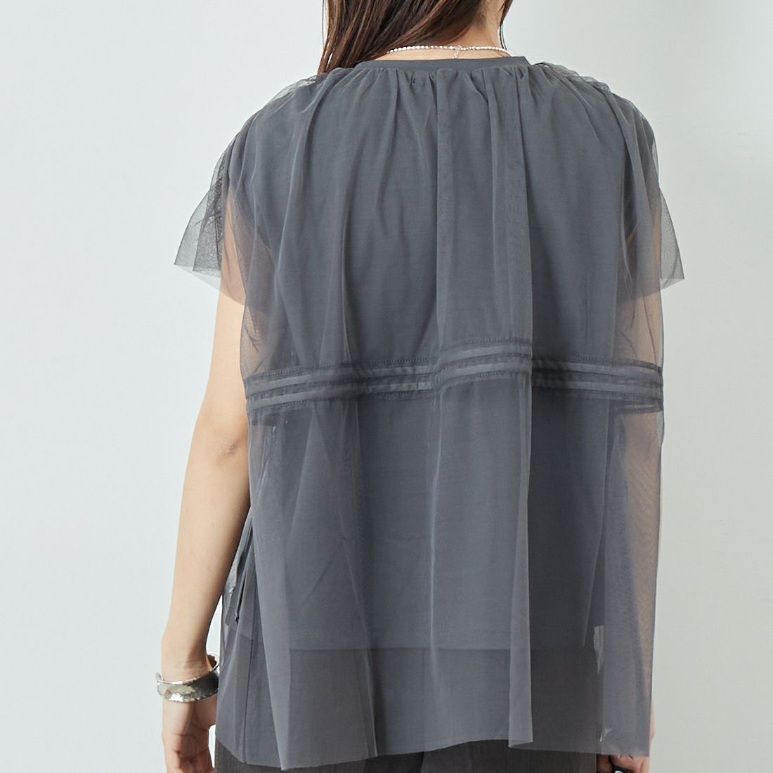 Maison de L'allure [メゾン ドゥ ラリュール] 2WAYチュールギャザーレイヤードTシャツ [M25112031] 08 CHARCOA &&モデル身長：167cm 着用サイズ：F&&