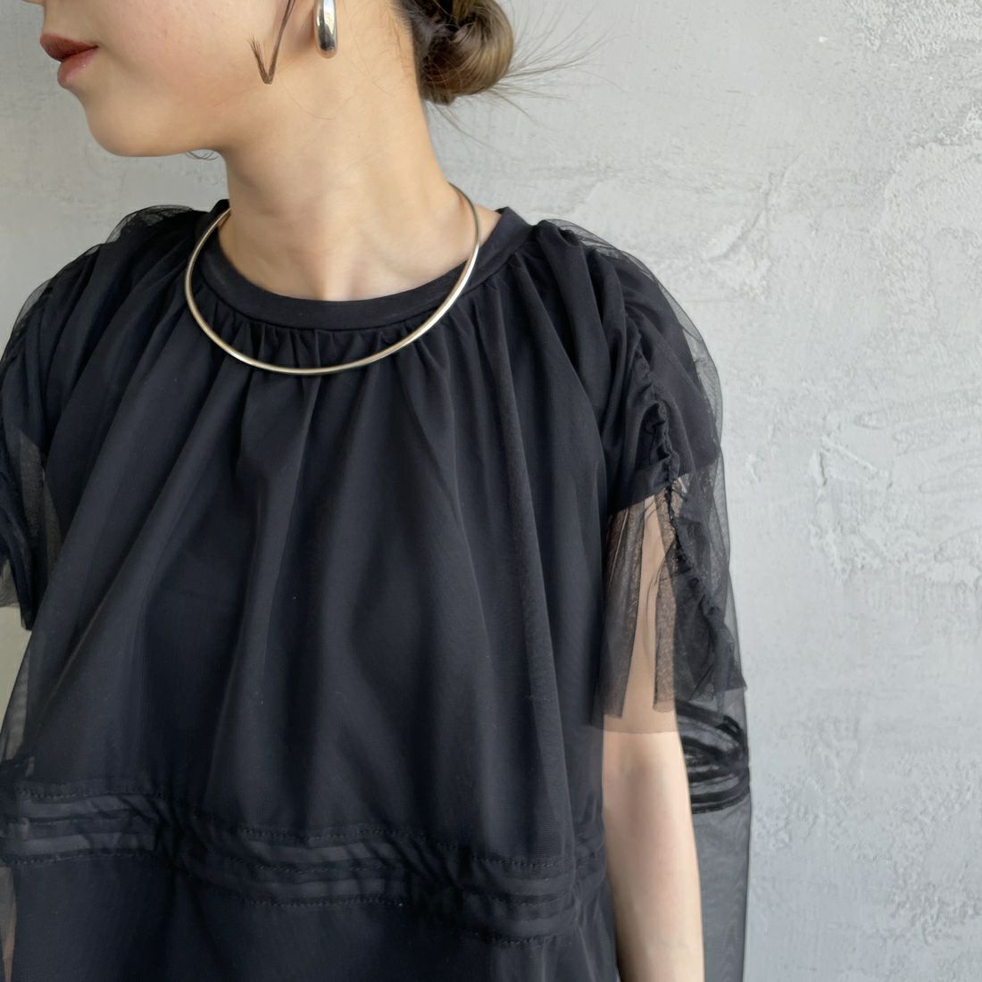 Maison de L'allure [メゾン ドゥ ラリュール] 2WAYチュールギャザーレイヤードTシャツ [M25112031] 09 BLACK &&モデル身長：150cm 着用サイズ：F&&
