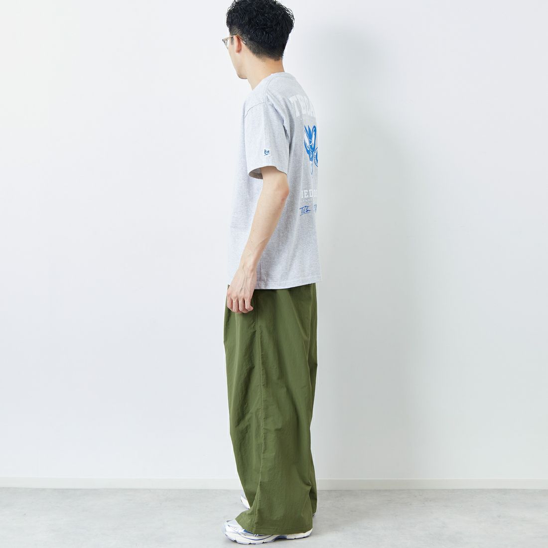 The Endless Summer [エンドレスサマー] 別注 BUHI LEAGUE バックプリントTシャツ [FH-25574506-JF] 03 MIX GRA &&モデル身長：168cm 着用サイズ：L&&