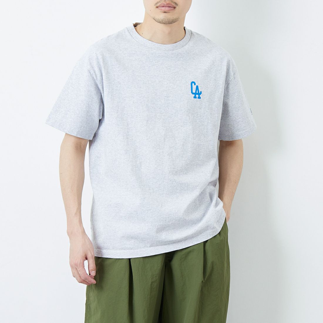 The Endless Summer [エンドレスサマー] 別注 BUHI LEAGUE バックプリントTシャツ [FH-25574506-JF] 03 MIX GRA &&モデル身長：168cm 着用サイズ：L&&