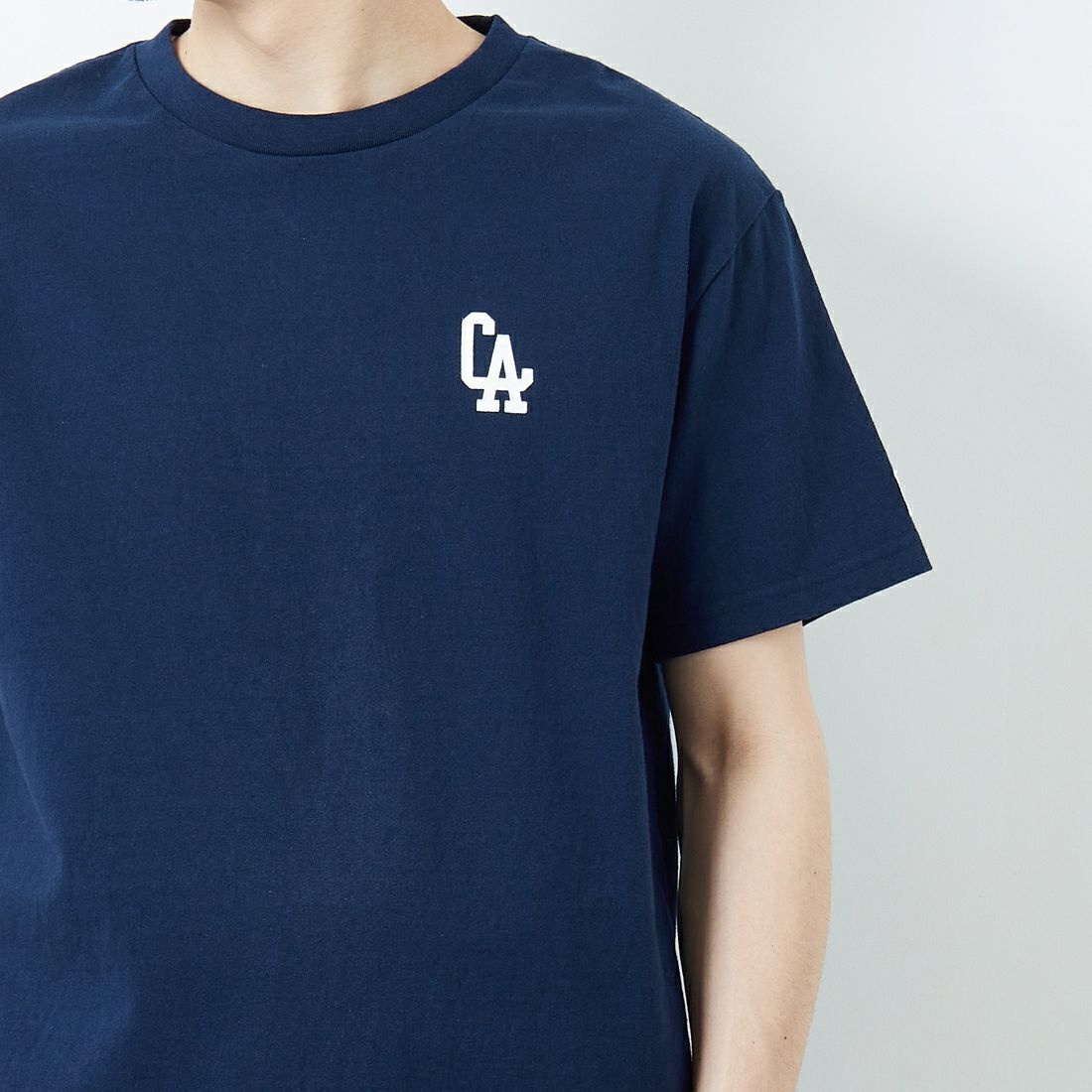 The Endless Summer [エンドレスサマー] 別注 BUHI LEAGUE バックプリントTシャツ [FH-25574506-JF] 60 NAVY &&モデル身長：168cm 着用サイズ：M&&