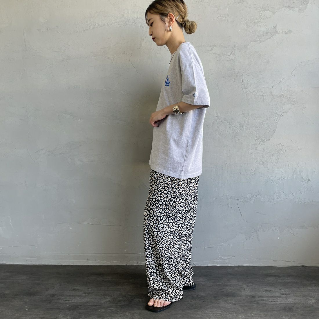 The Endless Summer [エンドレスサマー] 別注 BUHI LEAGUE バックプリントTシャツ [FH-25574506-JF] 03 MIX GRA &&モデル身長：150cm 着用サイズ：S&&