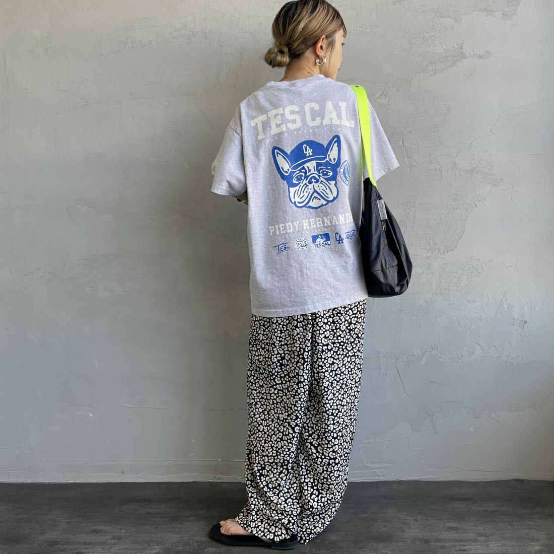 The Endless Summer [エンドレスサマー] 別注 BUHI LEAGUE バックプリントTシャツ [FH-25574506-JF] 03 MIX GRA &&モデル身長：150cm 着用サイズ：S&&
