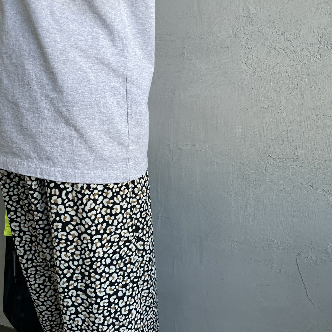 The Endless Summer [エンドレスサマー] 別注 BUHI LEAGUE バックプリントTシャツ [FH-25574506-JF] 03 MIX GRA &&モデル身長：150cm 着用サイズ：S&&