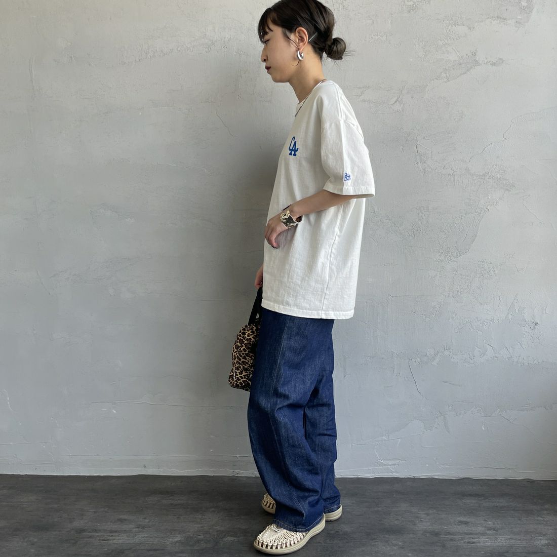 The Endless Summer [エンドレスサマー] 別注 BUHI LEAGUE バックプリントTシャツ [FH-25574506-JF] 07 WHITE &&モデル身長：150cm 着用サイズ：S&&